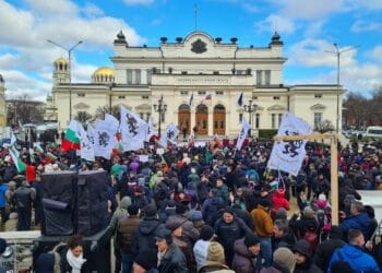 Вдигат минималната заплата от април, премиерът Петков няма да маха сертификата