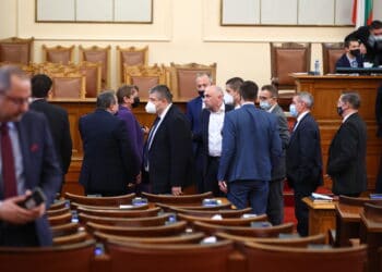 Депутатите с предимство при опашка за бързи тестове