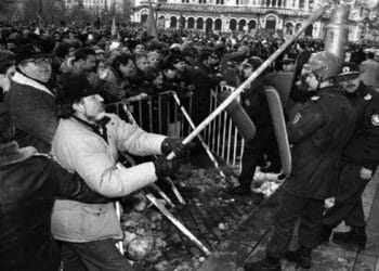 10 януари 1997 година: Народът щурмува парламента, пада правителството