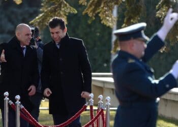 Прегръдка между Петков и Ковачевски, начало на нов диалог със Скопие