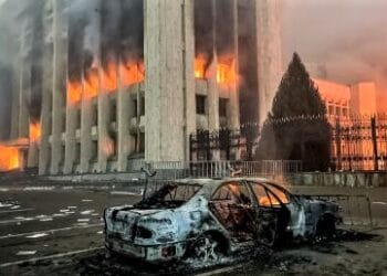 Подпалиха телевията в Казахстан, президентът нареди да се стреля без предупреждение