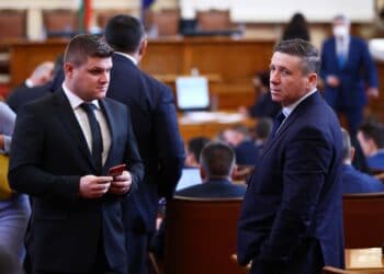 „Възраждане“ напусна пленарната зала, обвиниха председателя на НС, че е с фалшив COVID тест