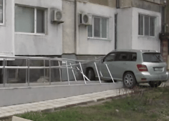 Пиян дядо се заби в сграда в Петрич, не спрял и на „Стоп“
