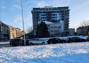 Кола се заби в паркирани автомобили в Младост 1