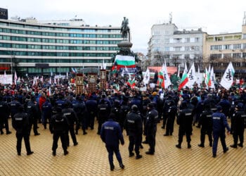 Щурмуват парламента! Хиляди на протеста срещу зеления сертификат, арест и водно оръдие – НА ЖИВО