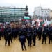 Щурмуват парламента! Хиляди на протеста срещу зеления сертификат, арест и водно оръдие - НА ЖИВО 8 Щурмуват парламента! Хиляди на протеста срещу зеления сертификат, арест и водно оръдие – НА ЖИВО