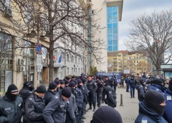 Протестът се пренесе пред здравното министерство, нападнаха екип на bTV