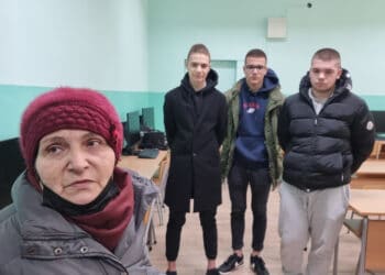 Деветокласници върнаха откраднатата чанта на възрастна жена