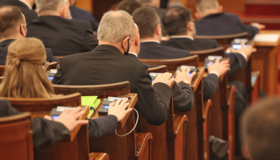 парламент гласуване