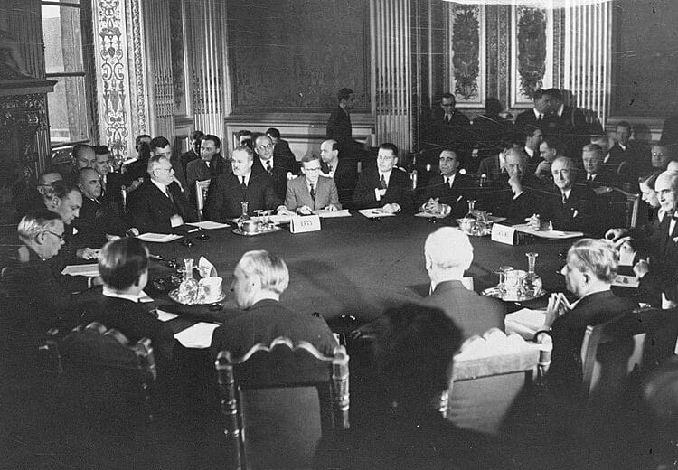 Парижкият мирен договор е подписан на 10 февруари 1947 г.