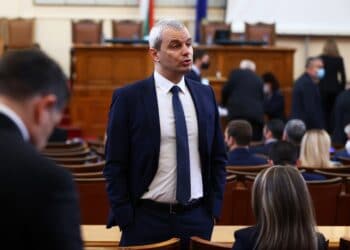 Костадинов след разговор с премиера: Сертификатът пада до април