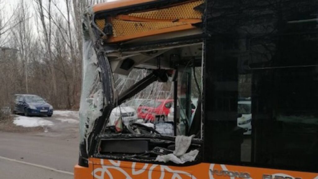 Двама пострадали при верижна катастрофа с автобус и камион в "Света Троица" 1 troina katastrofa v sofia mejdu avtobus na gradskia transport kamion i kola 1