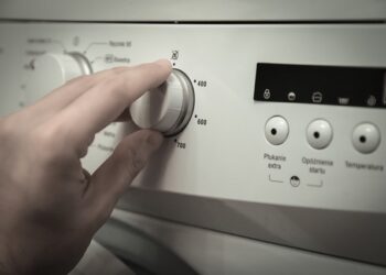 Трикове как да спестим до 20% от сметките за ток вкъщи