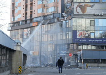 Ракета удари жилищен блок в Киев, жертвите се уточняват