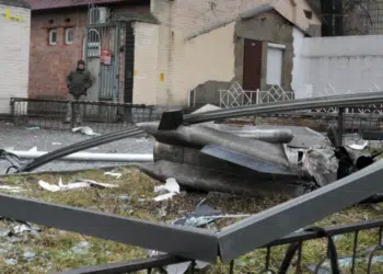 Първи жертви и хора в неизвестност след атаката, свалени са още руски самолети (снимки)