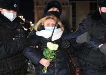 Антивоенни демострации в Русия, полицията арестува стотици
