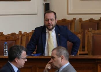 Вицепремиерът Сандов към ГЕРБ:  Престанете да се държите като хулигани
