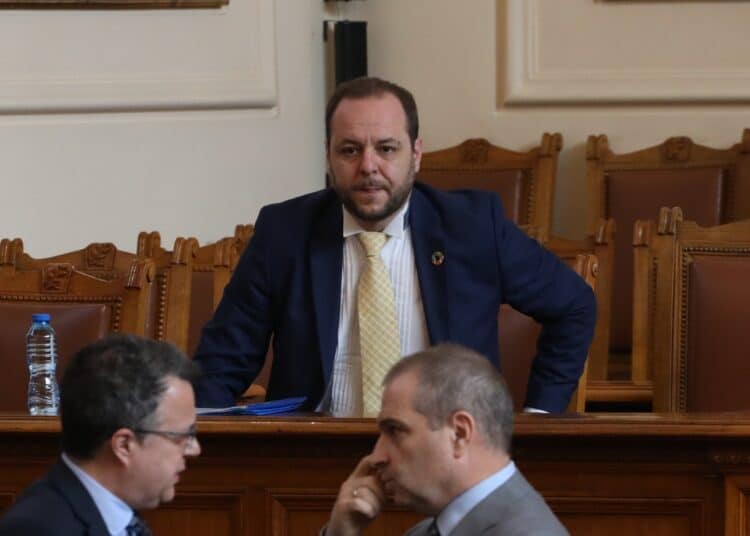 Вицепремиерът Сандов към ГЕРБ: Престанете да се държите като хулигани 1 снимка: БТА