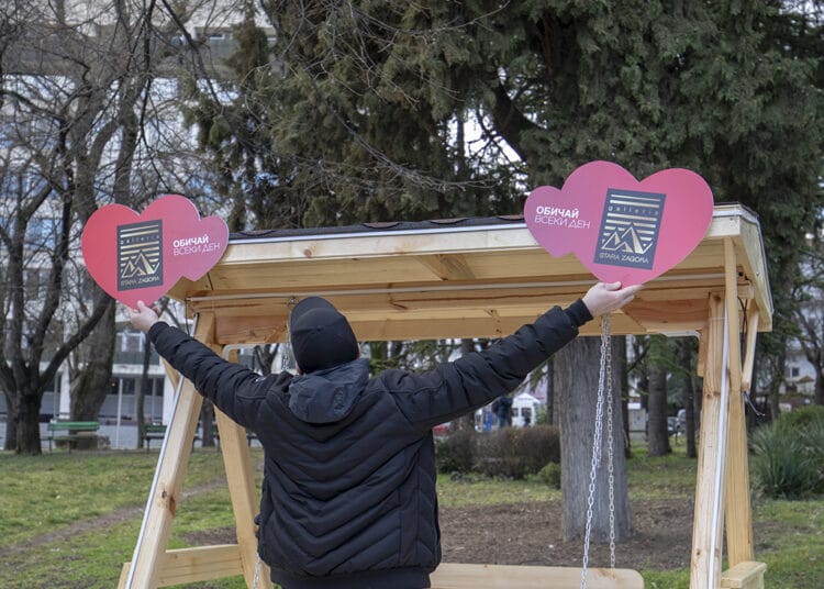 Люлка за влюбени радва старозагорци в парк "Пети октомври" 1 1 40