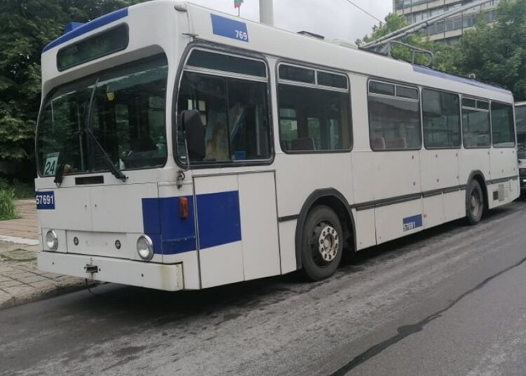 Жена пострада в русенски тролей, шофьорът избегнал катастрофа, тя е настанена в болница 1 Снимката е илюстративна