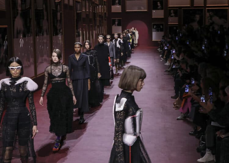 Dior показа облекло за време на криза, мрачните тонове доминират 1 Ревюто на Dior