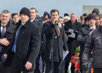 Замериха премиера със снежна топка на Шипка, от „Възраждане“ освиркаха Петков