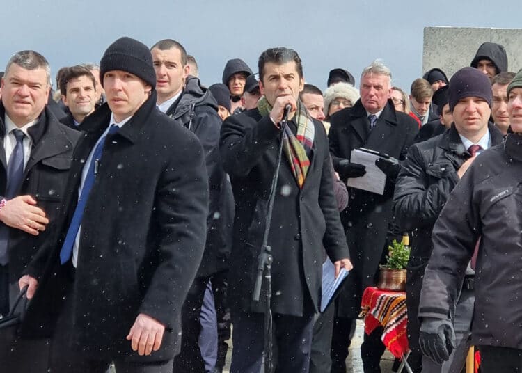 Замериха премиера със снежна топка на Шипка, от „Възраждане“ освиркаха Петков 1 Снимка: БТА
