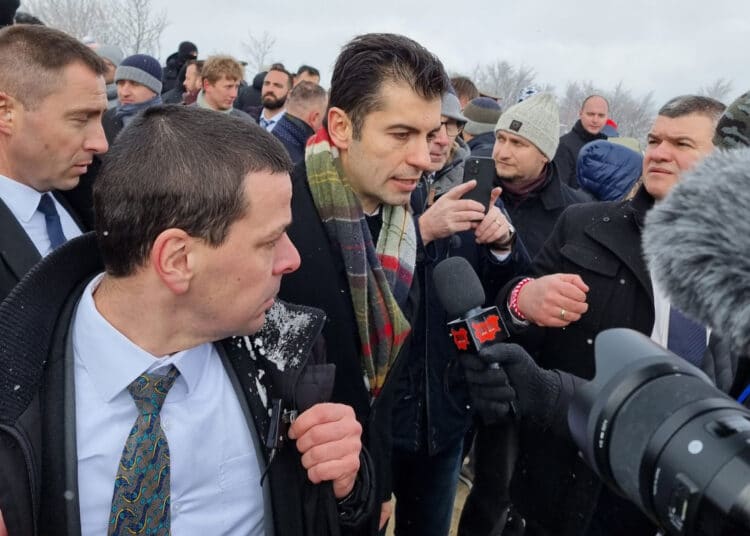 Снимка: БТА


Стига сме се делили на различни групи! Всички сме българи и всички почитаме Националния празник на България. Всеки, който иска да прави разделение днес, не работи в интересите на нашата страна, каза Петков.