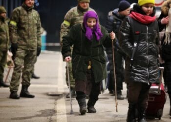 80-годишната баба на границата в Словакия.