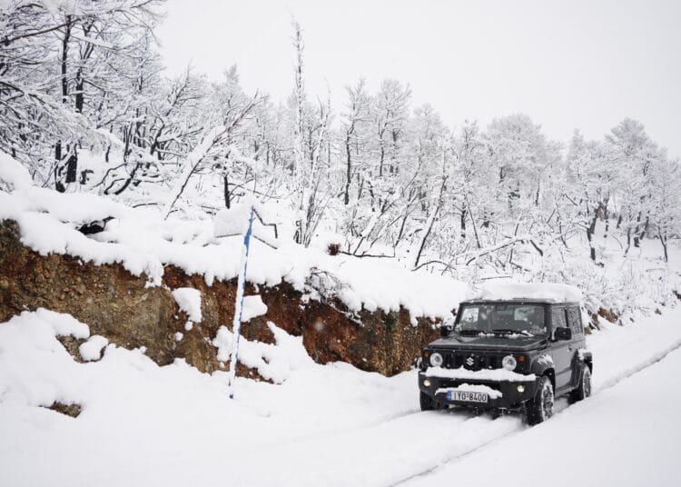 Сняг затрупа Гърция. Затвориха училища и пътища (СНИМКИ) 1 A vehicle crosses a snow covered road in Afidnes village, north of Athens, Greece, Thursday, March 10, 2022. A weather system dubbed Filippos caused temperatures in much of the country to plummet and brought heavy snowfall as schools in the northern Athens and other towns of Greece have closed. (AP Photo/Thanassis Stavrakis)