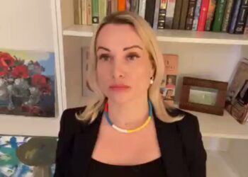 Коя е Марина Овсянникова, взривила руския ефир