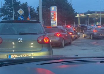 Истерия за гориво в страната, цените скачат до небето