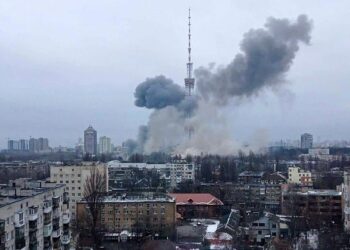 Удариха телевизионната кула в Киев, кадри показват телата на загинали при атаката