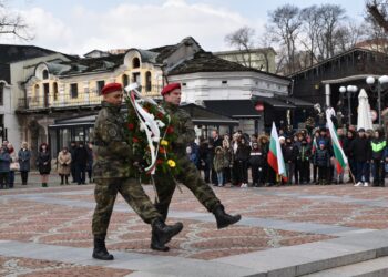 С гражданското поклонение и военен ритуал в Ловеч почетоха Трети март