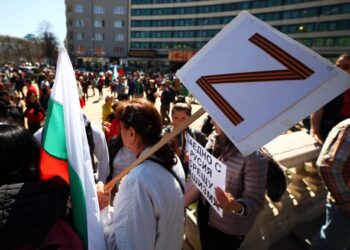“Възраждане” на протест: Без оръжия за Украйна! Полицаи обградиха парламента