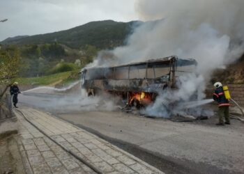Два екипа огнеборци гасяха пламнал пътнически автобус край Клисура