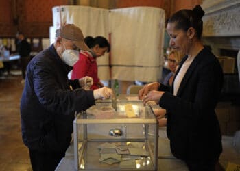 Втори тур на президентските избори във Франция, хората избират между Макрон и Льо Пен
