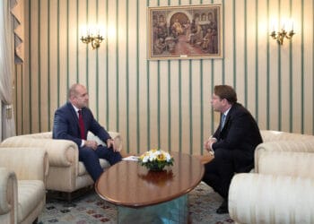 Еврокомисарят Вархеи: София да пусне Скопие в ЕС до юни