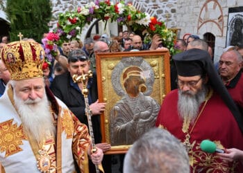 Стотици в шествие с чудотворната икона на Богородица в Бачковския манастир
