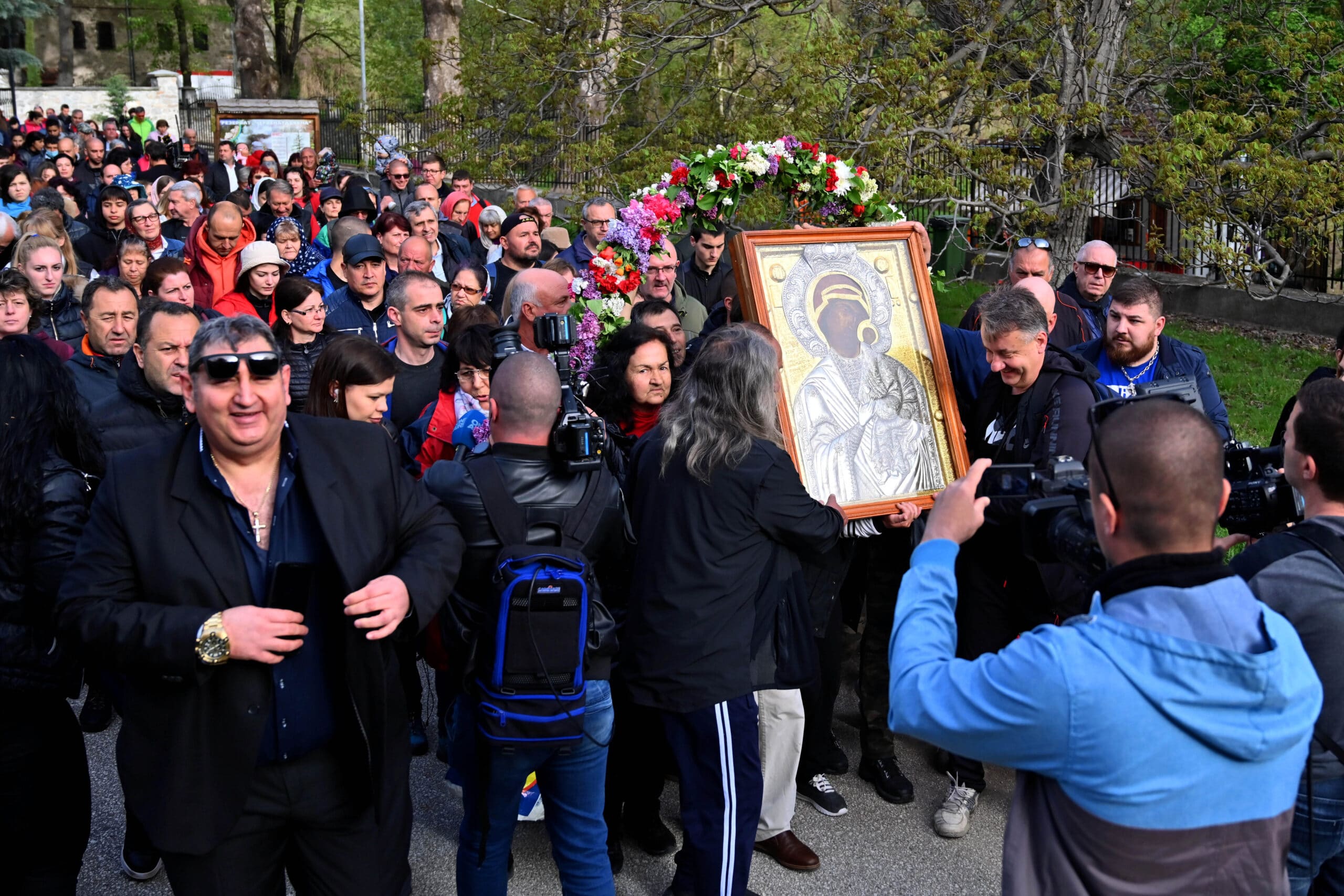 Стотици в шествие с чудотворната икона на Богородица в Бачковския манастир 2 BBF 4001 copy scaled