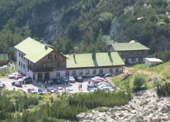 Лавина затрупа десетки коли край хижа Вихрен, сняг в проходите
