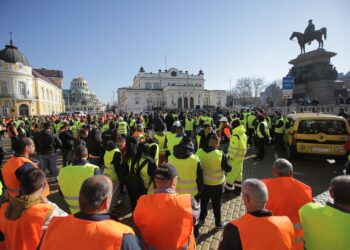 Протест на пътните строители пред Народното събрание
