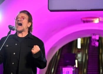 Боно от U2 изнесе концерт в киевското метро