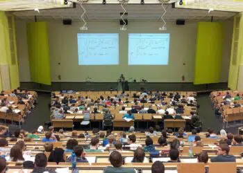 До 15% по-високи такси ще плащат студентите в 16 държавни университета