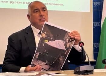 Борисов показа снимки, разкриващи товаренето на бойни машини в самолети