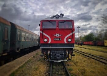 Препъникамък за теснолинейката: отменени влакове, документи спират модернизиран локомотив