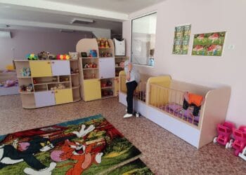 Предложение: родителите на работа в яслите по 4 часа