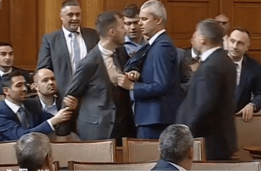 Screenshot 2022 06 01 at 12 58 53 Бой в парламента Депутатите от „Възраждане и „Промяната си размениха шамари СНИМКИ 1