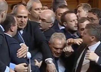 „Г-н Копейкин“ и „тъпак“ нажежиха страстите в парламента, боят се размина на косъм