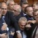 „Г-н Копейкин“ и „тъпак“ нажежиха страстите в парламента, боят се размина на косъм 8 „Г-н Копейкин“ и „тъпак“ нажежиха страстите в парламента, боят се размина на косъм